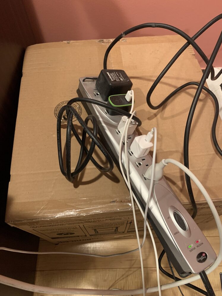 چرا پریز برق من سوخته است؟ یاد بگیرید که در مورد یک پریز برق سوخته چه کاری باید انجام دهید!دوشاخه های برق سیاه شده نشانه خطر هستند