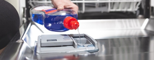 چگونه مخزن جلادهنده ماشین ظرفشویی خود را پر کنید؟